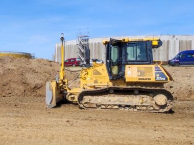 Maschinesteuerung in computergesteuerter Planierraupe auf Baustelle in Mecklenburg- Vorpommern